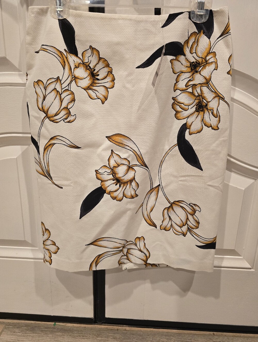 White House Black Market Pencil Skirt With Brilliant Coloring and Design. NWT